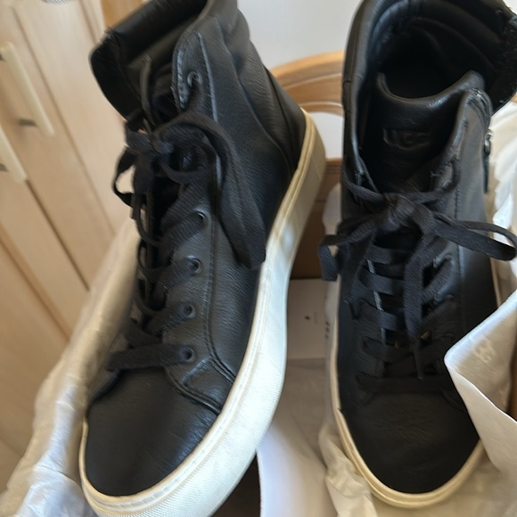 UGGS LOW BLACK ZIP BOOTIES - Picture 3 of 7